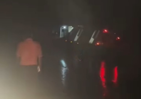 Vídeo: Caminhão cai em ribanceira após colidir com ônibus de passageiros na AM-010