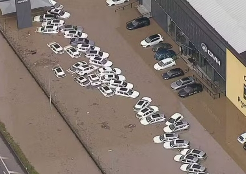 Carros de luxo ficam debaixo d'água após concessionária alagar durante temporal