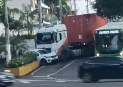 Carreta colide com carro e o deixa atravessado no bairro Parque 10; vídeo
