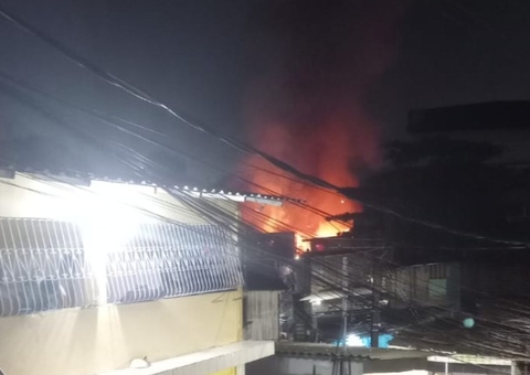 Incêndio destrói sete casas em beco no Nossa Senhora das Graças