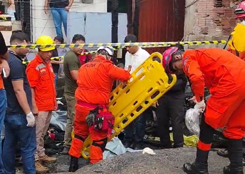 Após encontro dos corpos de mãe e filho, cães são achados carbonizados sob casa incendiada