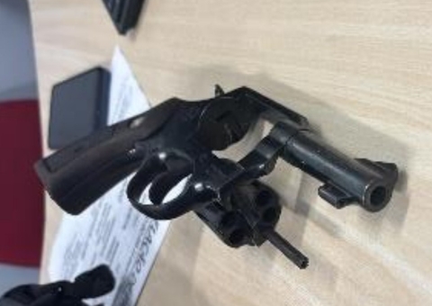 Motociclista é preso ao ser flagrado com arma no Novo Aleixo