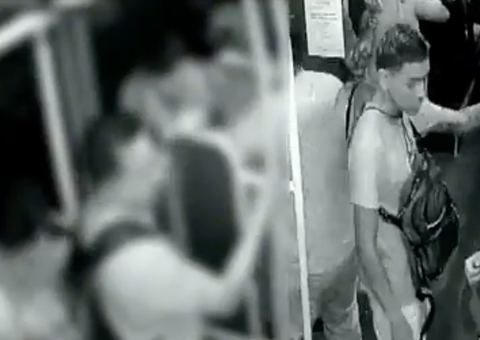 AO VIVO: Homem que esfaqueou mulher em coletivo é procurado pela polícia