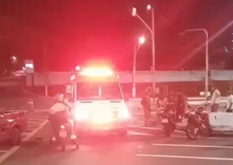 Grávida e duas pessoas ficam feridas em acidente entre moto e picape em Manaus