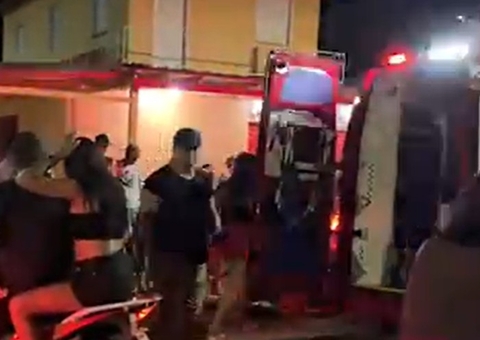 Mulher é levada inconsciente para hospital após sofrer acidente de moto em Itacoatiara