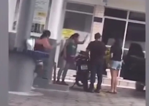 Frentista é agredida após esposa do chefe achá-la 'muito bonita'; vídeo