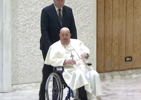 Vaticano revela que Papa Francisco está com infecção respiratória e situação é 'complexa'