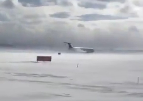 Vídeo mostra momento exato em que avião pega fogo e capota em Toronto