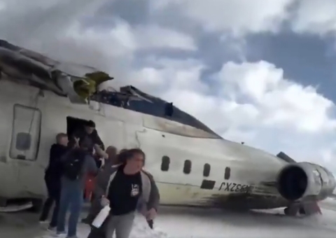 Vídeo mostra passageiros sendo resgatados de avião em chamas em Toronto