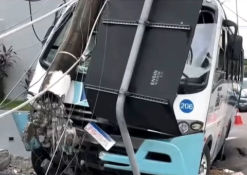 Alça viária da Darcy Vargas é interditada após micro-ônibus derrubar poste