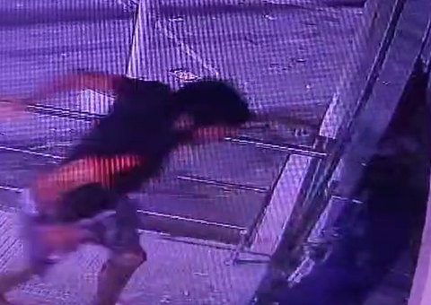 Vídeo: Ladrão arrebenta porta de drogaria para roubar barras de chocolate no Aleixo