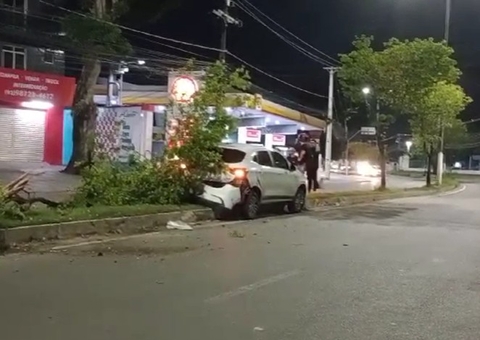 Motorista cochila ao volante e atinge árvore na Av. André Araújo