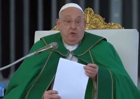 Papa Francisco continua em estado crítico, diz Vaticano