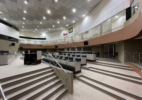 Com menos de um mês, vereadores de Manaus suspendem sessões