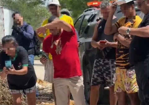 Frieza: Moradores chocam ao fazerem selfies e brincadeiras com cabeça de homem esquartejado