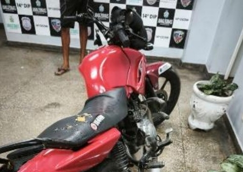 Foragido é preso enquanto passeava em moto com placa falsa em Manaus