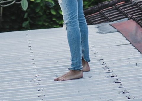 Homem arrebenta telhado e invade casa da mãe no Nova Cidade