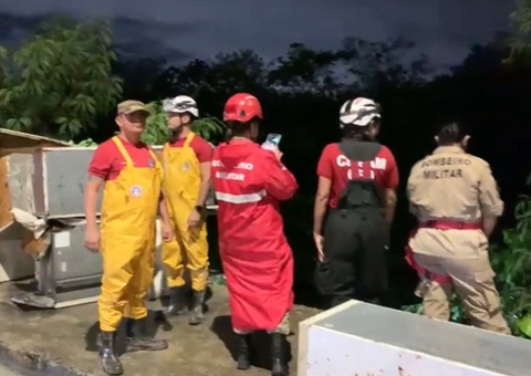 Homem cai em igarapé e desaparece após ponte desabar em Manaus