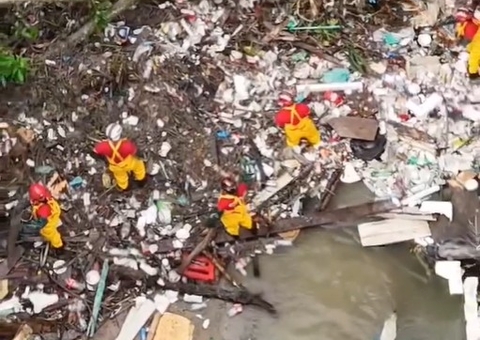 Bombeiros usam drone para tentar encontrar homem em igarapé no Zumbi