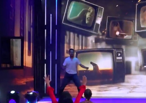 João Pedro chega à festa após 5 horas de desafio e chora abraçado ao irmão