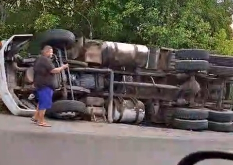 Carreta tomba às margens de ribanceira na AM-010; veja vídeo 