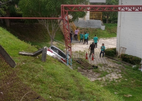 Carro destrói grade e despenca para dentro de terreno de empresa no Distrito Industrial