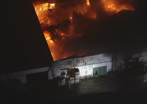 Incêndio de grandes proporções atinge galpão no centro do Rio de Janeiro