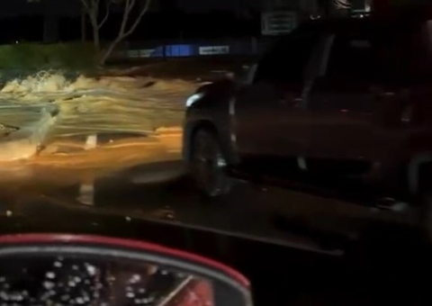 Vídeo mostra rompimento de adutora na Av. Coronel Teixeira