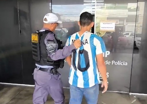 Homem é preso ao ser flagrado em moto com placa adulterada com fita em Manaus