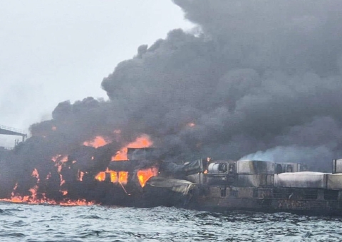 Navio petroleiro e cargueiro colidem na Inglaterra; vídeo 