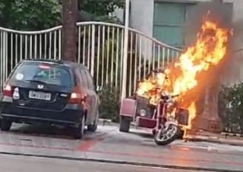 Motocicleta é consumida por fogo no estacionamento de prédio no Adrianópolis