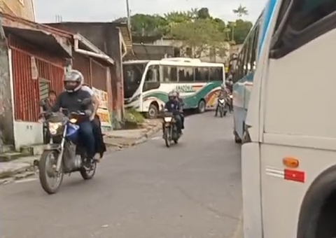 Ônibus desce ladeira desgovernado e invade casa no Nova Vitória