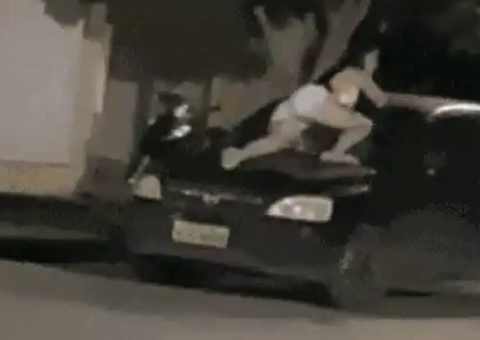 Mulher se pendura em para-brisa de carro em movimento para marido não fugir; vídeo