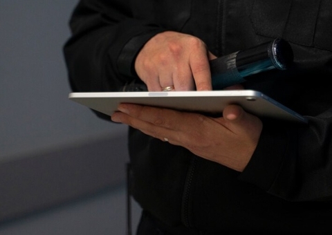 Agente alfandegário exigia ver seios de mulheres para entrada em país