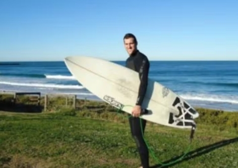 Surfista luta por minutos contra tubarão antes de desaparecer no mar