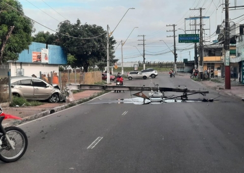 Carro desgovernado derruba poste e bloqueia Av. Djalma Batista