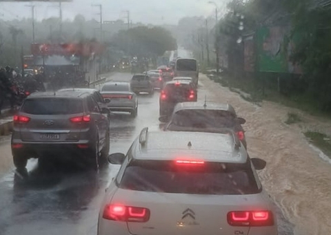 Av. Torquato Tapajós vira rio durante chuva intensa em Manaus 
