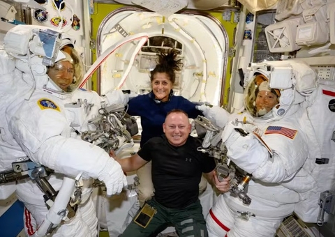 Astronautas presos no espaço há 9 meses devem retornar à Terra nas próximas horas