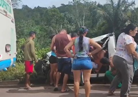 Motorista tenta ultrapassar ônibus, colide e fica preso às ferragens na AM-363