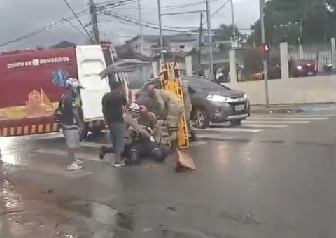 Motociclista fica ferido em colisão na frente de hospital no Dom Pedro