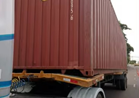 Adolescente é flagrado dirigindo caminhão com contêiner em avenida no Adrianópolis