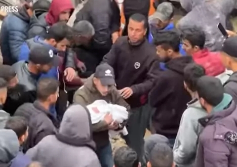 Bebê de 25 dias é resgatada dos escombros em Gaza após ataque aéreo