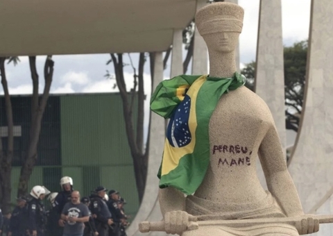 STF julga nesta sexta mulher que pichou 'perdeu, mané' na estátua da Justiça 