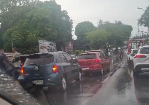 Engavetamento trava trânsito na Av. Efigênio Salles; veja vídeo