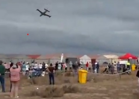 Queda de avião em show aéreo deixa piloto morto na África do Sul