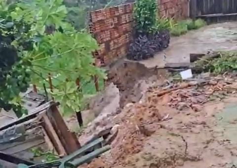 Muro de casa e parte de terreno desabam no Nova Vitória; veja vídeo