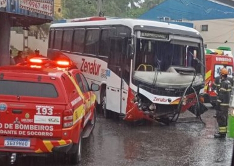 Motorista fica preso às ferragens durante acidente com 3 veículos no Santa Inês