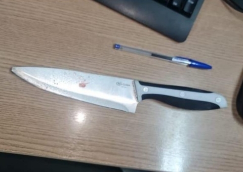 Homem ataca mulher a facadas dentro de barco em Parintins