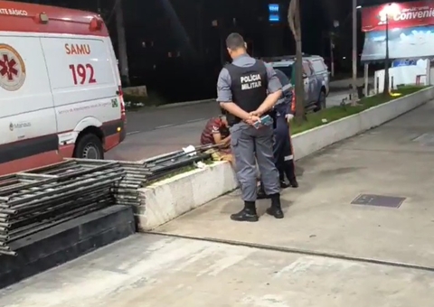 Homem surge aos gritos na Av. Torquato Tapajós após ser baleado nas duas mãos