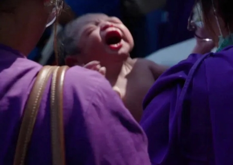 Vídeo: Mulher dá á luz no estacionamento durante terremoto em Bangkok